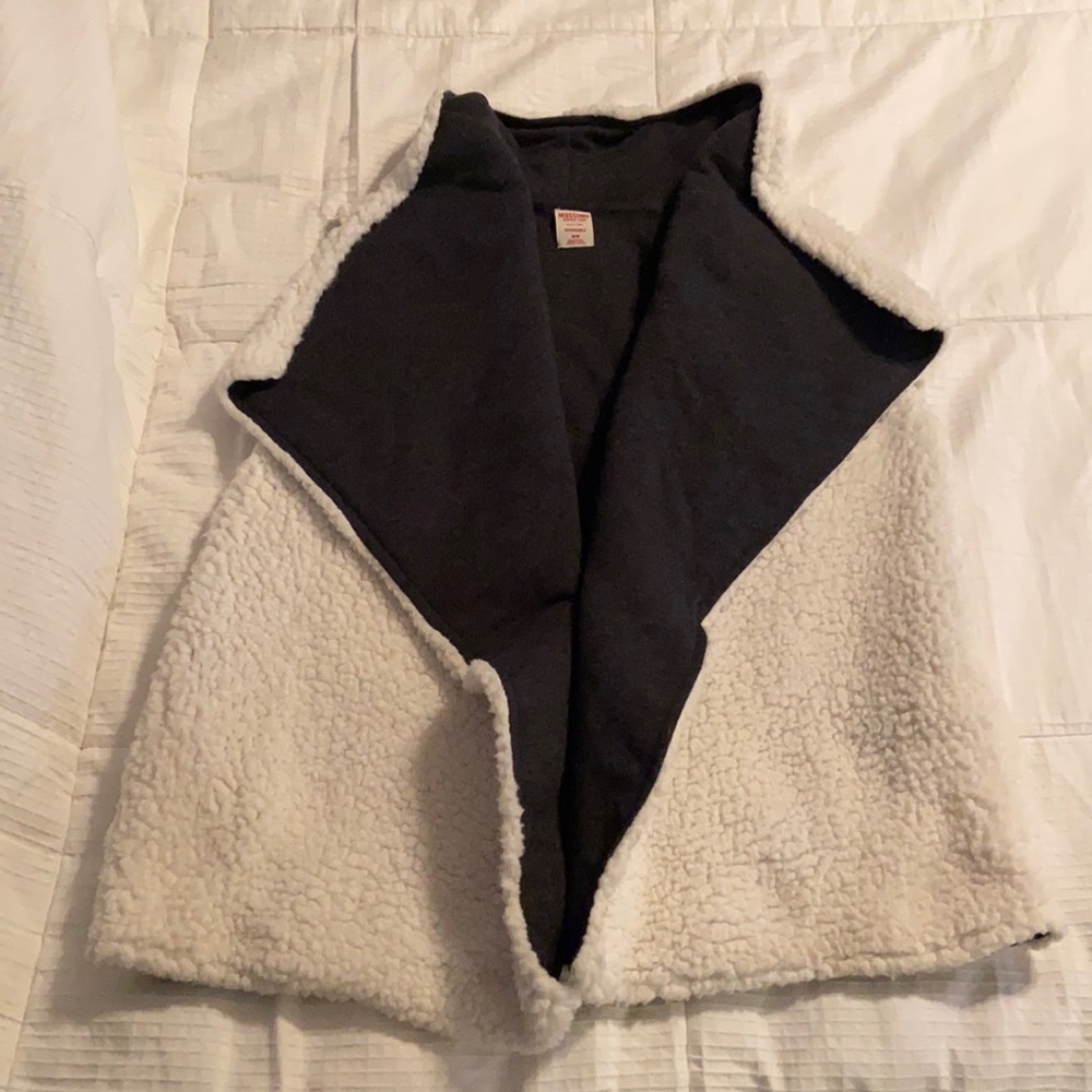Mossimo size M fuzzy vest with pockets